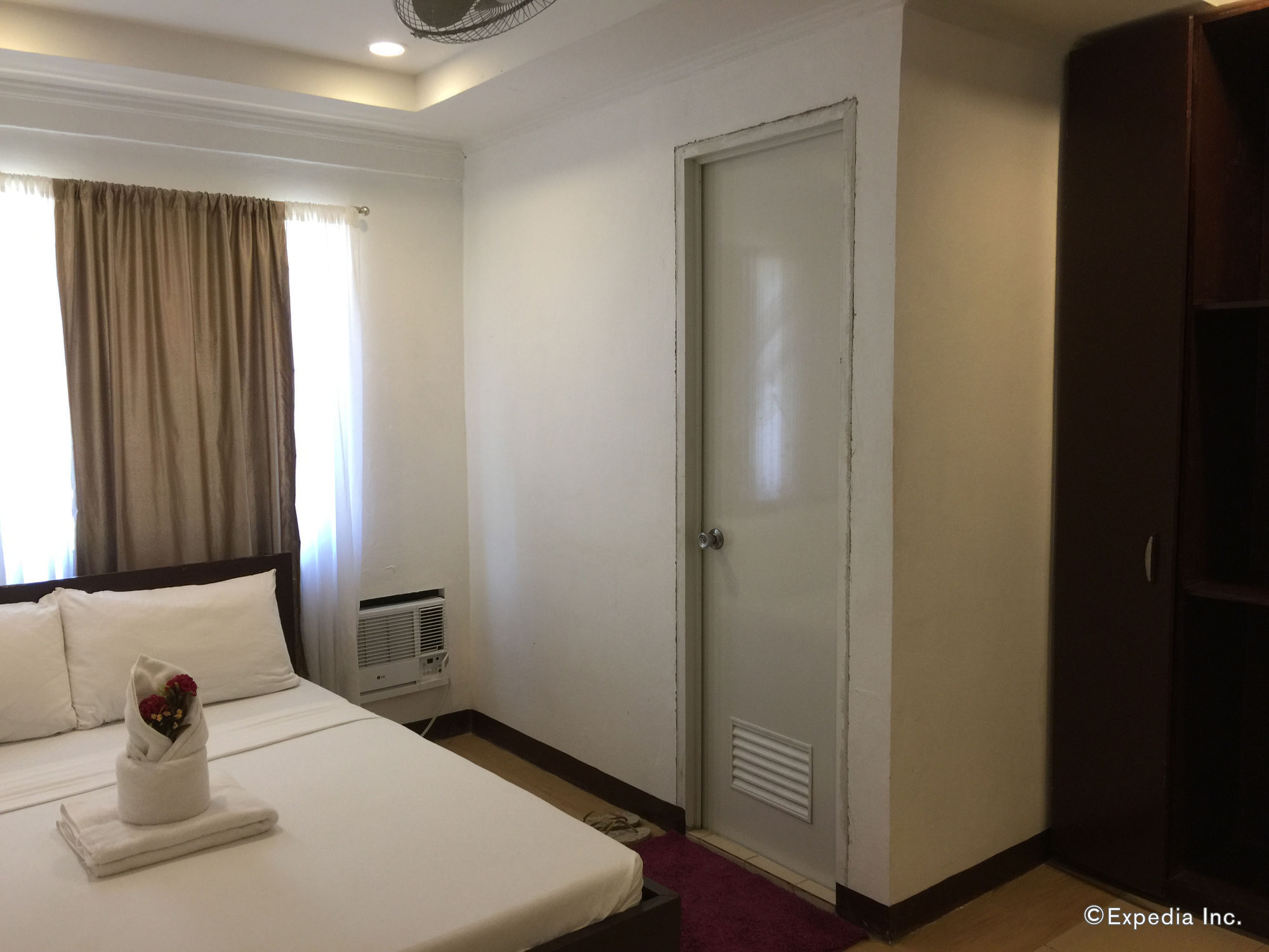 Ricardo Valley Inn Корон Экстерьер фото